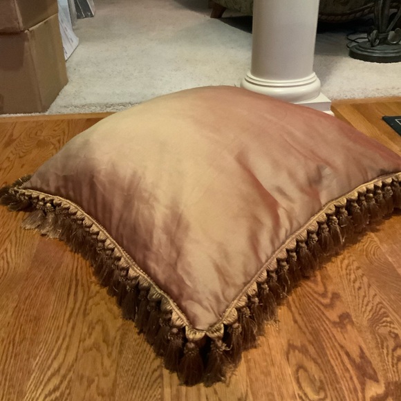 Chris Madden Pillow 26 x 26 Faux Satin and Velvet Tassel Square Nice Quality - Picture 4 of 8